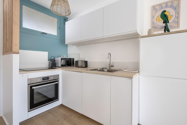 Fridge, microwave, oven, coffee/tea maker