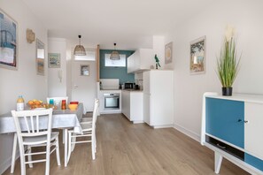 Fridge, microwave, oven, coffee/tea maker