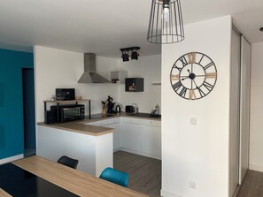 Køleskab, ovn, kogeplade, kaffe-/temaskine