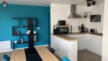 Réfrigérateur, four, plaque de cuisson, cafetiÚre/bouilloire