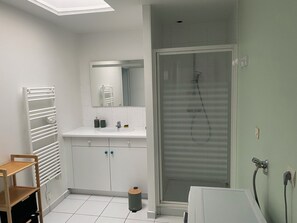 Douche, sèche-cheveux, serviettes fournies, savon
