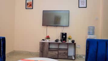 Business appartement | Woonruimte | Een 24-inch smart-tv met digitale zenders