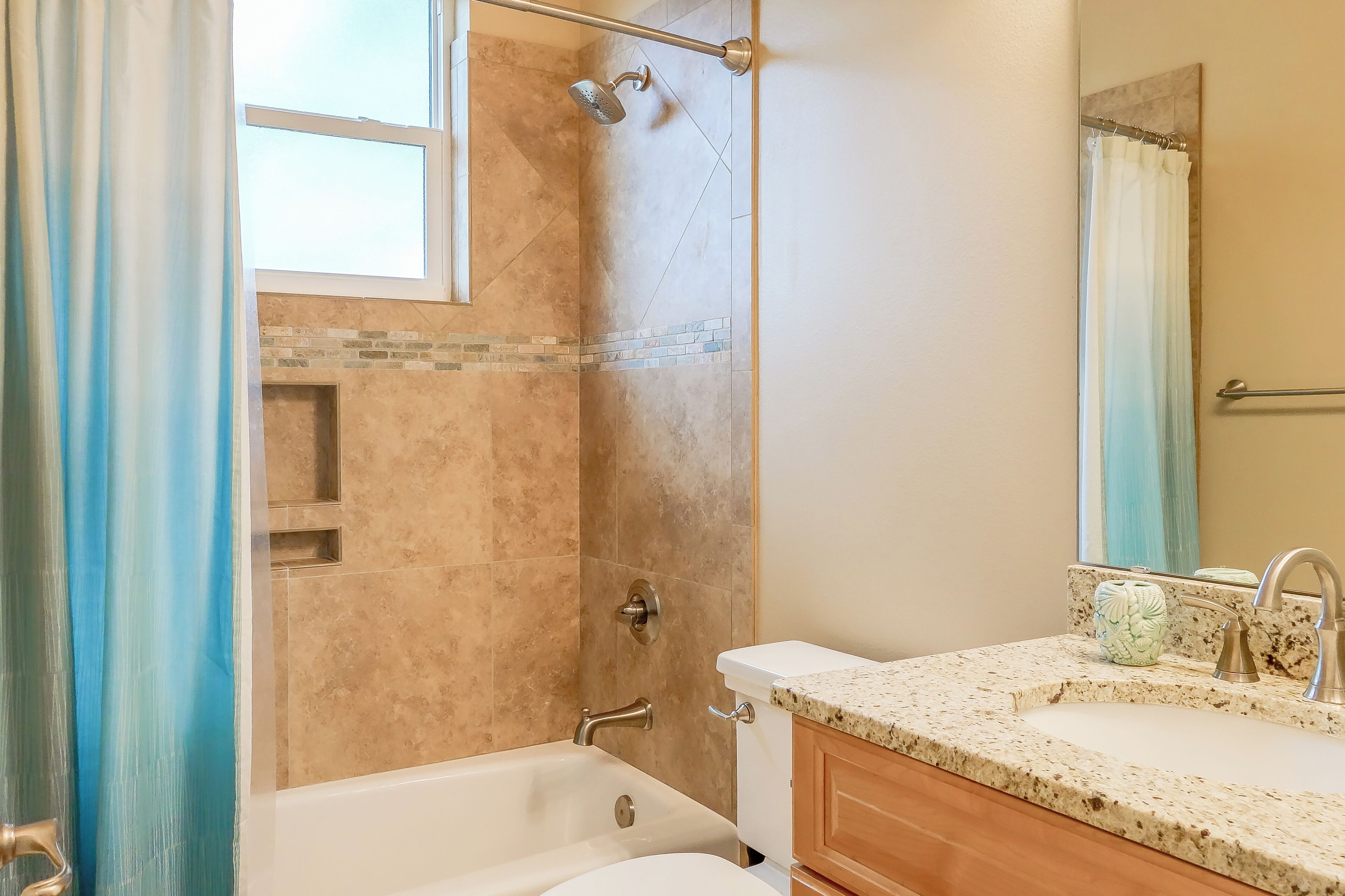 Une salle de bain avec douche, baignoire et lavabo.