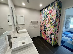 Villa, 2 Bedrooms | Bathroom | Towels, shampoo