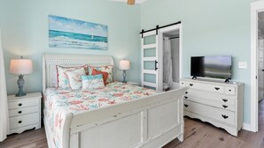 House, 2 Bedrooms | 2 bedrooms, free WiFi - Mom's Gift / 256-b Brunswick Ave West 2 Bedroom Home by RedAwning (Supply)