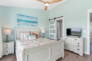 House, 2 Bedrooms | 2 bedrooms, free WiFi - Mom's Gift / 256-b Brunswick Ave West 2 Bedroom Home by RedAwning (Supply)
