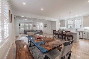 Dining - *New* Seabrook's Ocean Breeze: 4 Bedrooms! (Pacific Beach)