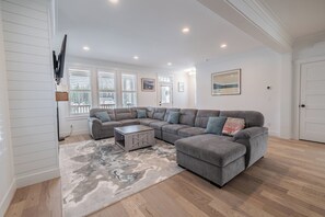 Smart TV, fireplace, books - *New* Seabrook's Ocean Breeze: 4 Bedrooms! (Pacific Beach)