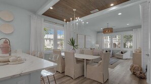 Ferienhaus, Mehrere Betten, Terrasse, Gartenblick (Resting Beach Face) | Essbereich im Zimmer
