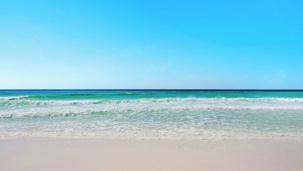 A beach with clear turquoise water and a sandy shore. - Designer Finishes, Arcade Room, Sleeps 14 & Next to Alys (Panama City Beach)
