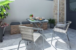 Terrace/patio - Pireas Jewel New Design Apt w Backyard (Piraeus)