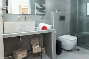 Appartement | Badkamer | Een haardroger, handdoeken