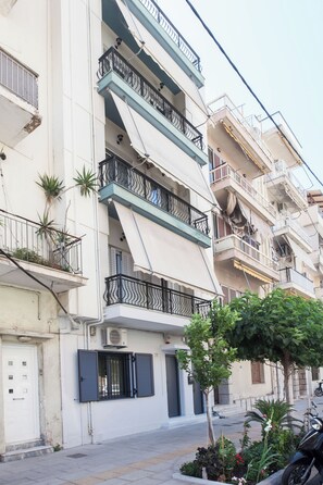 Front of property - Pireas Jewel New Design Apt w Backyard (Piraeus)
