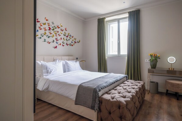 Sengetøy av topp kvalitet, minibar, safe på rommet og blendingsgardiner