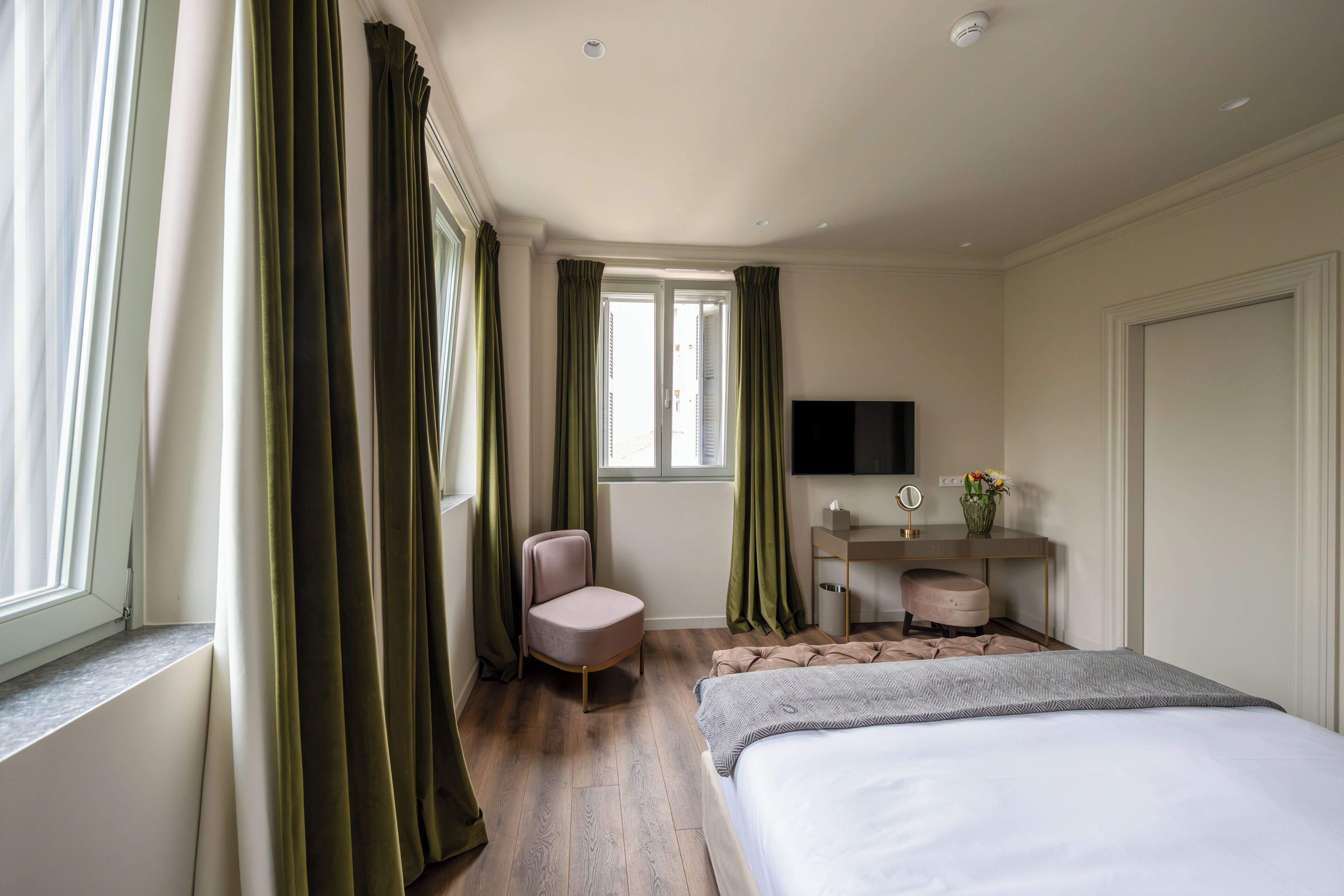 高級寝具、ミニバー (無料)、セーフティボックス (室内)、遮光カーテン