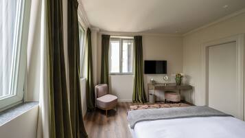 أغطية فراش متميزة وميني بار وخزنة داخل الغرفة وستائر تعتيم