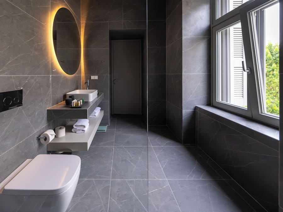 Regadera, amenidades de baño de diseñador, secadora de cabello, batas
