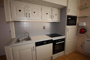 Microwave, oven, dishwasher, coffee/tea maker - 250m from ski slopes, Ground floor, view ski slopes, balcony, tv, ski locker, 45m², Les Saisies (Les Saisies)