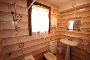 Bathroom - 250m from ski slopes, Ground floor, view ski slopes, balcony, tv, ski locker, 45m², Les Saisies (Les Saisies)