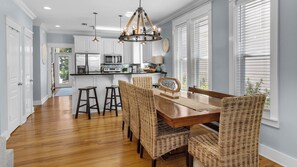 Huis, Meerdere bedden, terras, uitzicht op tuin (Floridays on 30A) | Dineren