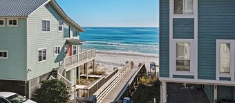 Dog-friendly Gulf Side Cottage & 6 Minutes to Beach + Community Pool & Bikes