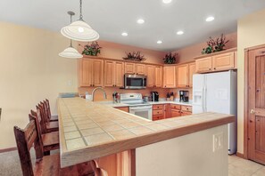 Fridge, microwave, oven, stovetop - Cozy Mountain Retreat (Dillon)