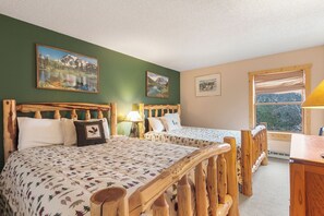 2 bedrooms, internet, bed sheets - Beautiful Slope-Side Condo, Community Hot Tubs, Steps to Gondola/Main Street! (Breckenridge)
