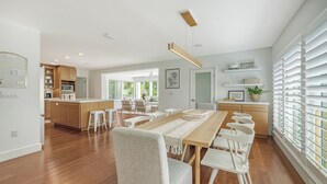 Eine moderne Küche mit Holzschränken, einer zentralen Kochinsel und Barhocker.