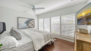 5 bedrooms, desk, WiFi, bed sheets - VR25-00127 Hello Beach and LIDO KEY walking distance to everything. Luxury Home with Private Pool (Sarasota)