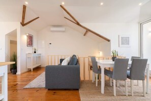 TV, offices - 3 Comfy Flats | Jacuzzi & Terrace by Host Wise (Porto)