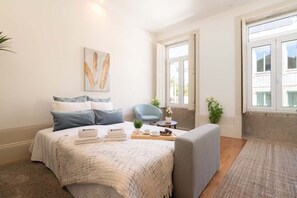 4 habitaciones, tabla de planchar con plancha, wifi y ropa de cama 