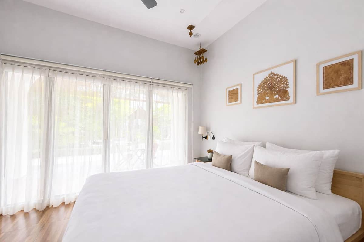 Deluxe Double Room, Courtyard View | Hypo-allergenic bedding, desk, laptop workspace, soundproofing