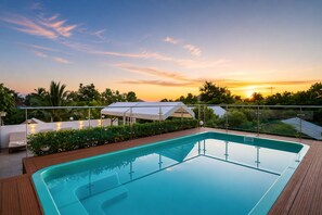 Piscine extérieure, parasols de plage, chaises longues