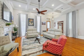 Smart-TV, Videospiele, Tischtennisplatte