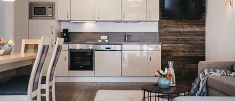 Basic Apartment, Balcony | Private kitchen | Fridge, oven, stovetop, cookware/dishes/utensils