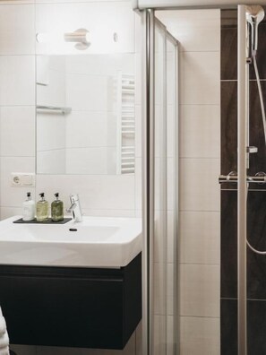 Standaard appartement, balkon | Badkamer | Gratis toiletartikelen, een haardroger, handdoeken, zeep