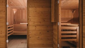 Un sauna en bois, doté de bancs et d’un banc sur lequel est posée une serviette.