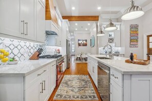 Refrigerador, microondas, placa de cocina, lavavajillas