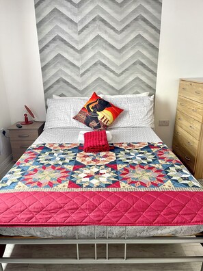 3 habitaciones, tabla de planchar con plancha, wifi y ropa de cama 