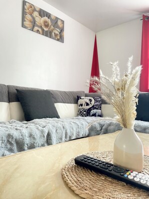 Interior - Westfield Gardens Apartment - 3 Bedrooms (Romford)