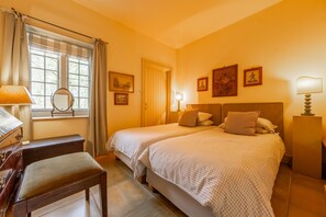 2 عدّة غرف نوم وسرير سفر وخدمة الإنترنت وملاءات أسرّة