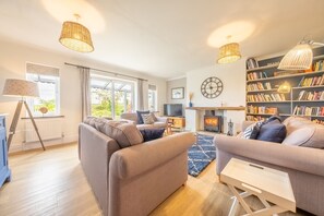 TV, fireplace, DVD player, books - Spring Cottage, Burnham Market, Norfolk (Wells-next-the-Sea)