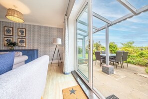 TV, lareira, DVD player, livros