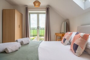 3 多间卧室、熨斗/熨衣板、上网接入、床单