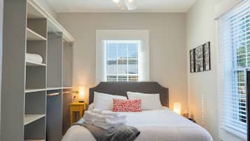 1 slaapkamer, een bureau, een strijkplank/strijkijzer, reisbedje