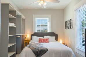 1 bedroom, desk, iron/ironing board, travel crib - Cute & Compact 1BR - Easy Walk to Town (St. Augustine)