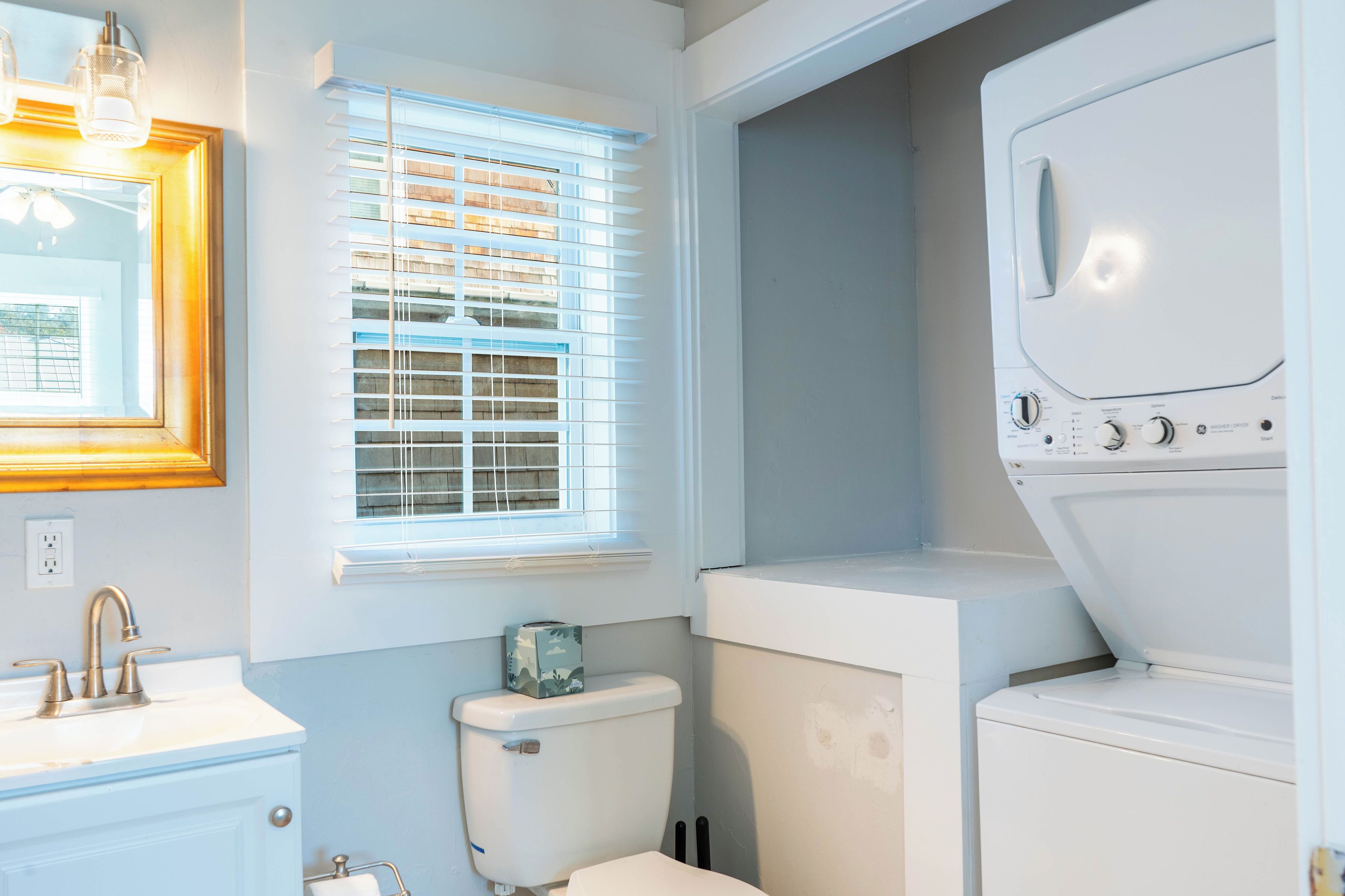 Sèche-cheveux, serviettes fournies, savon, shampoing