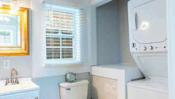 Sèche-cheveux, serviettes fournies, savon, shampoing