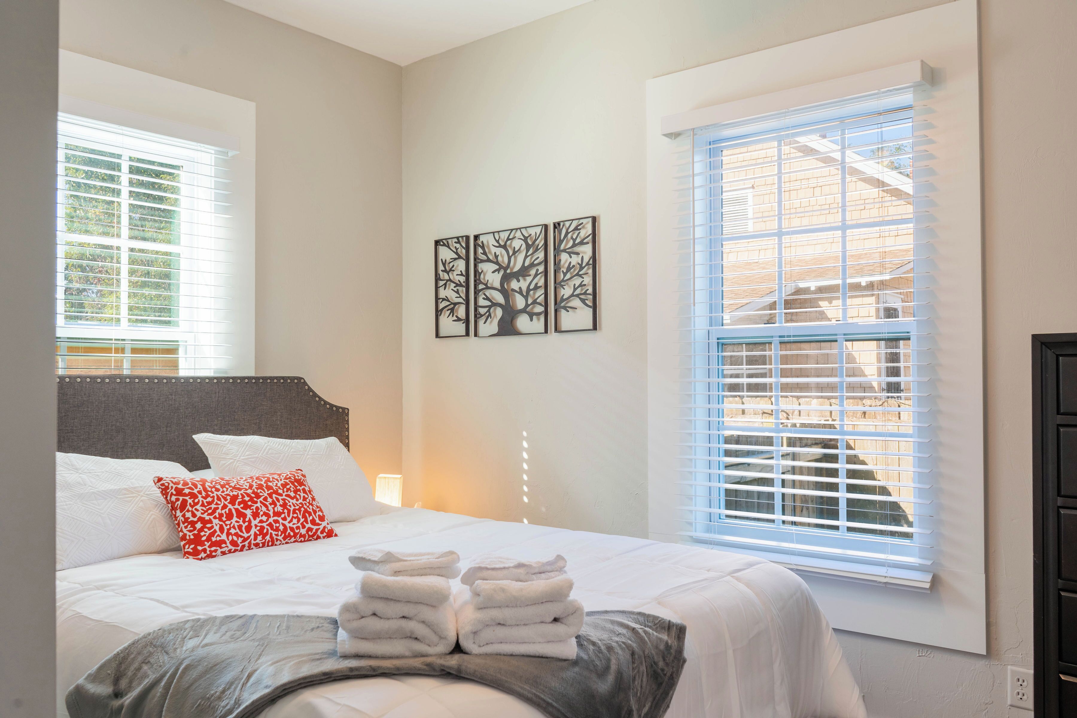 1 chambre, bureau, fer et planche à repasser, lit parapluie