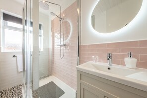Shower, hair dryer, towels - Kingsley Cottage, Snettisham, Norfolk (Snettisham)